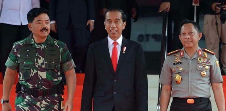 Presiden Joko Widodo bersama Kapolri Tito Karnavian dan Panglima TNI Hadi Tjahjanto