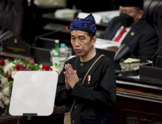 Presiden Jokowi mengenakan baju adat dan aksesoris Suku Baduy. (Foto: Istimewa)
