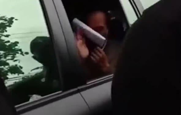 Tangkapan layar Presiden Jokowi dilempar gulungan kertas saat berkunjung ke Lumajang. 
