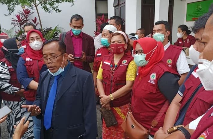 Anggota pengurus PPNI dan pengacara dari Badan Bantuan Hukum PPNI