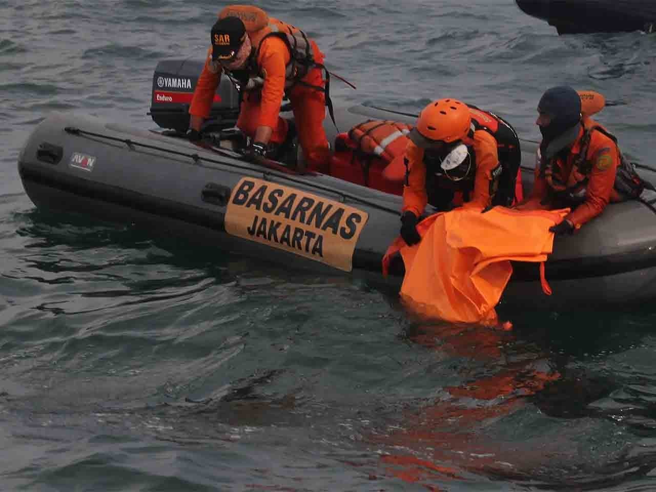 Potongan bagian tubuh yang ditemukan Tim SAR dimasukkan dalam kantong jenazah