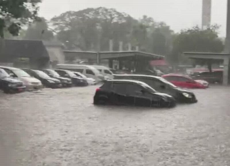Ilustrasi Banjir terjadi di kantor Gubernur Jateng