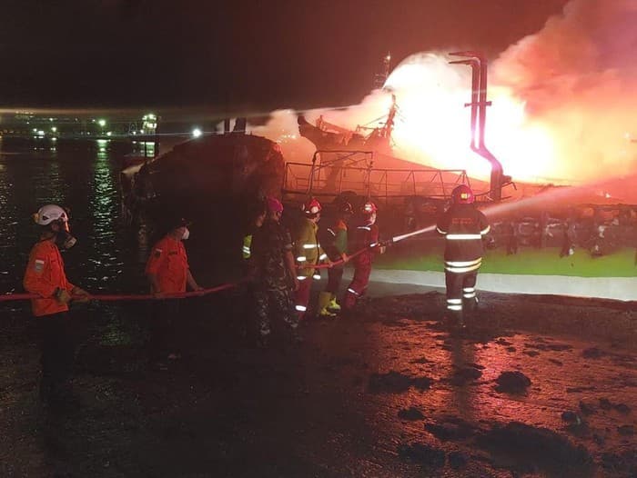 Kapal terbakar di Dermaga Batere dan Dermaga Wijayapura, Cilacap (foto: Tim SAR Cilacap)