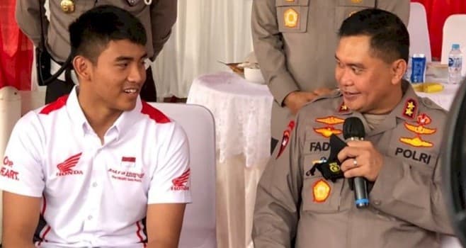 Kapolda Metro Jaya Irjen Fadil Imran (kanan) dan pembalap Indonesia Mario (kiri)