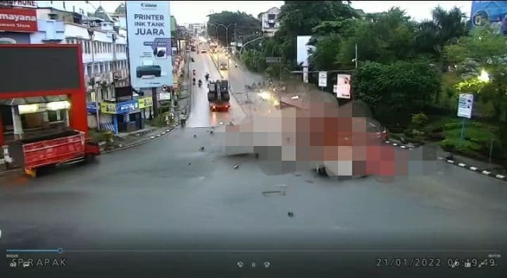Kecelakaan beruntun di Balikpapan, Kalimantan Timur (Foto: CCTV)
