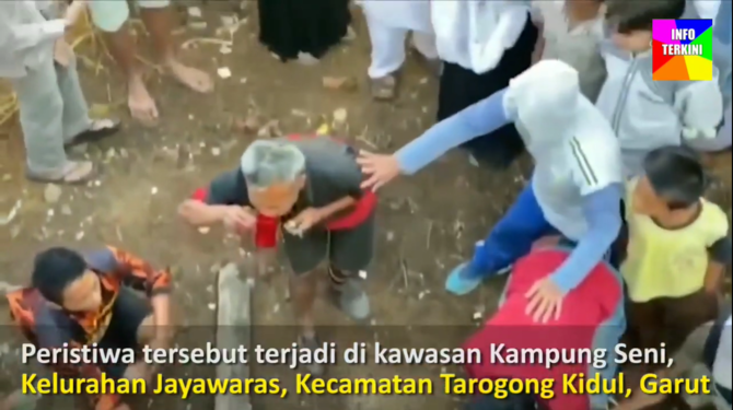 Seorang pria tua meminum darah sapi (Foto:Istimewa)