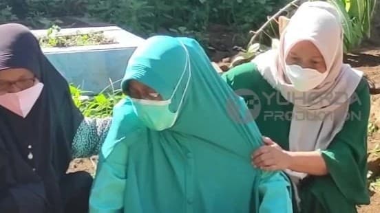 Kakak korban Tuti mendadak kesurupan saat berziarah. (Foto: Istimewa)
