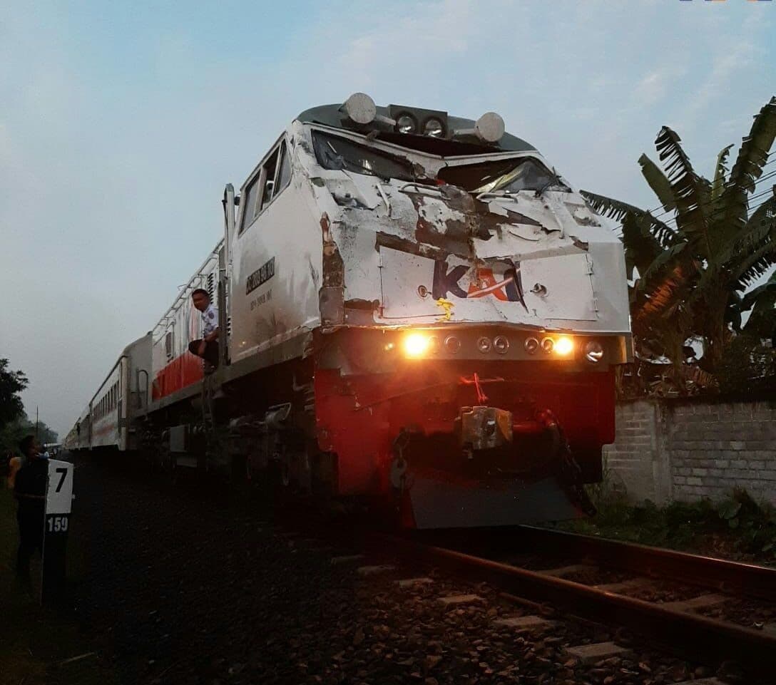 Kecelakaan antara Kereta Api Dhoho relasi Blitar-Surabaya dengan bus Harapan Jaya di Desa Ketanon, Kecamatan Kedungwaru, Tulungagung, Jawa Timur (Foto: Istimewa)