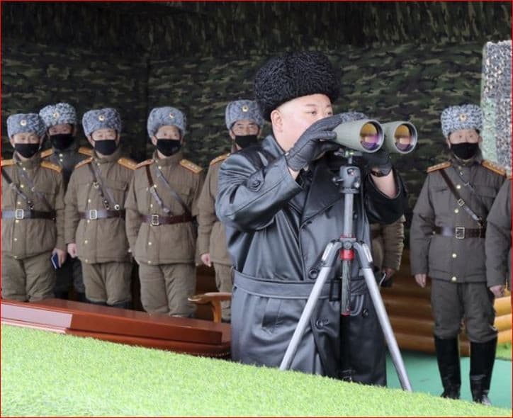 Kim Jong-un, pemimpin tertinggi Korea Utara, mengamati peluncuran rudal jarak pendek. Korut dituding mencuri asset virtual untuk pengembangan senjata. Foto: apnews.com