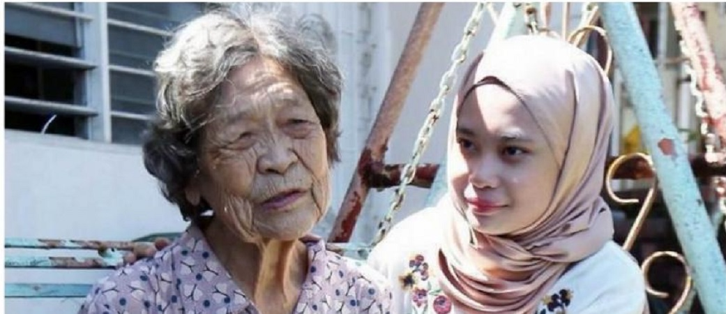 Chee Hoi Lan Bersama anak angkatnya Rohana (Foto: Tangkapan layar FMT)