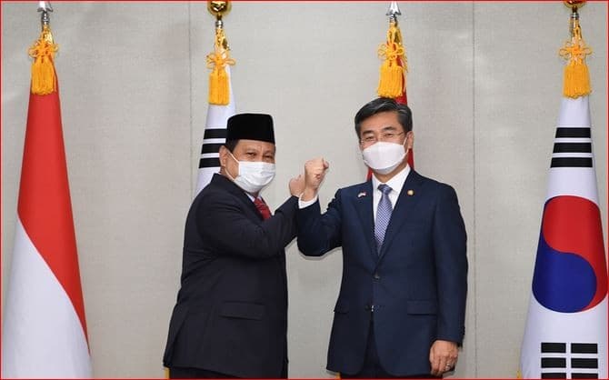 Menhan RI Prabowo Subianto dan Menhan Korsel Suh Wook sebelum mengadakan pembicaraan kelanjutan proyek jet tempur KF-X d Seoul, Kamis 8 April. Foto: Korea Times