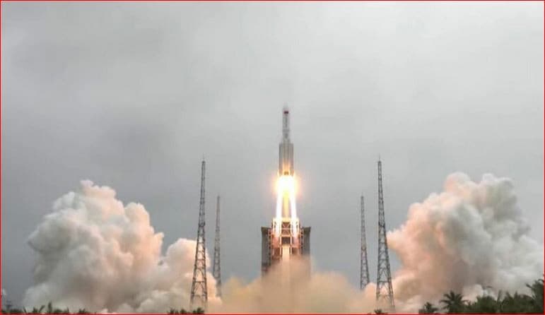 Roket Long March 5b milik Cina saat meluncur ke luar angkasa membawa modul Tianhe. Kini, roket itu dalam perjalanan kembali ke Bumi secara tak terkenali. Foto: SpaceNews