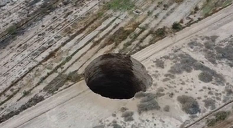 Lubang raksasa muncul tiba-tiba (Foto:Istimewa)