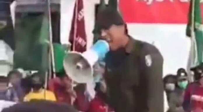 Seorang mahasiswa berorasi dengan mencaci maki polisi (Foto:Istimewa)