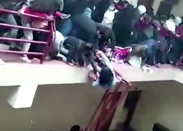 Mahasiwa terjatuh saat pagar balkon ambruk (Foto:Istimewa)