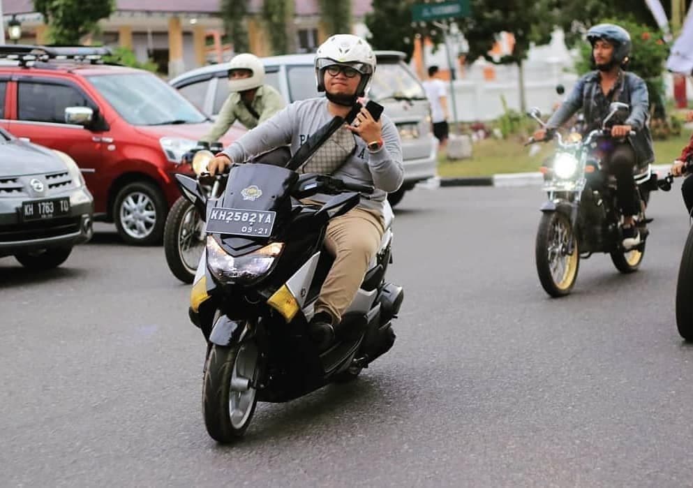 Ilustrasi menyetir sambil main handphone (Foto: Istimewa)