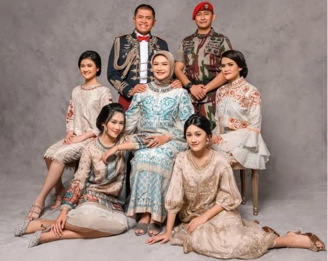 Mayjen TNI Teguh Pudjo Rumekso dan keluarga (Foto: Instagram/@riomotret)