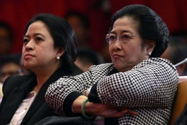 Puan Maharani (kiri) bersama Megawati Soekarnoputri (kanan)