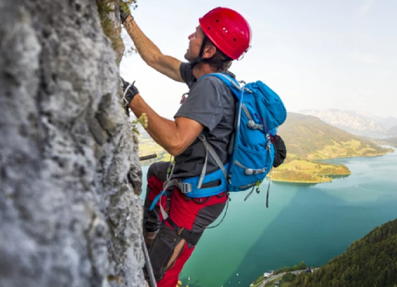 Mendaki Gunung (Foto:flypgs)