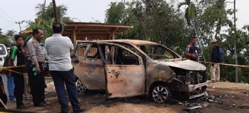 Kerangka mobil yang digunakan untuk membakar Korban pembunuhan  (foto:istimewa)
