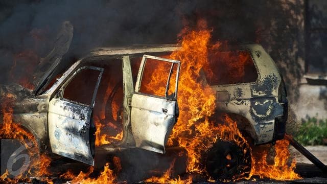 Perkelahian warga, satu mobil dibakar (Foto:Istimewa)