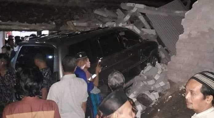 Mobil kapolres tabrak rumah warga (Foto:Istimewa)
