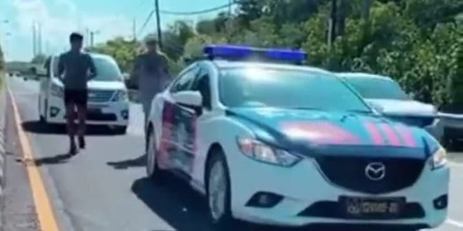 Mobil polisi kawal pria sedang joging (Foto:Istimewa)