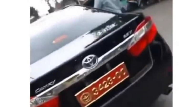 Mobil pelat TNI yang dipamerkan perempuan (Foto:Istimewa)