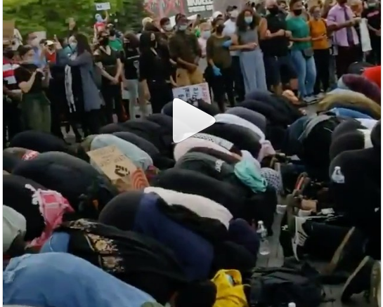 Demonstran Muslim Salat di Jalan Dilindungi yang lainnya (Foto:Istimewa)