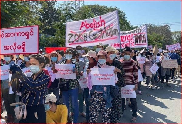 Ribuan warga Myitkyina, ibu kota negara bagian Kachin, turun ke jalan menentang kudeta militer. Foto: Irrawaddy.com
