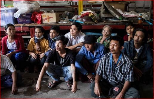 Sejumlah pendukung militer yang ditangkap warga dan pengunjuk rasa pro-demokrasi di kota Mingalar Taung Nyunt. Mereka adalah preman bayaran militer Myanmar. Foto: Myanmar Now