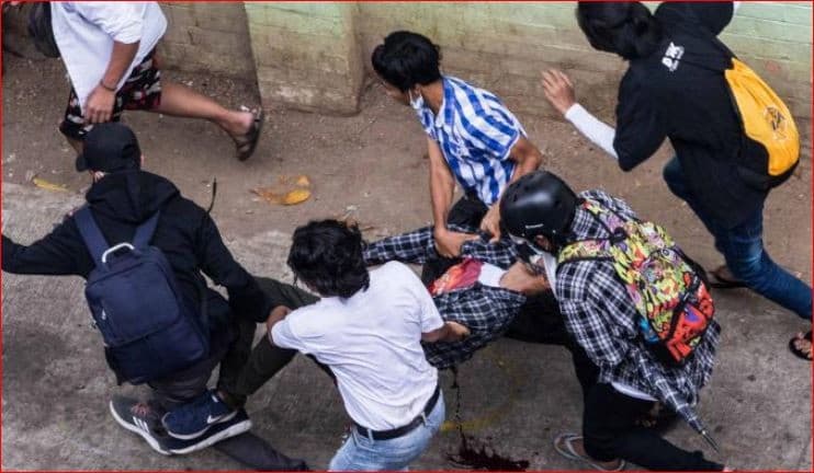 Seorang korban tewas di tempat dalam aksi unjuk rasa dilarikan ke klinik. Pembantaian di jalan-jalan membuat diplomat Myanmar malu dan terganggu. Foto: Myanmar Now