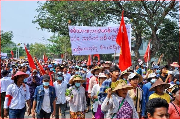 Teks Foto:  Penduduk Desa Tei Taw, Kotapraja Depayin, Wilayah Sagaing, turun ke jalan mengikuti aksi unjuk rasa anti-rejim militer. Kini mereka lari ke hutan bersama ribuan penduduk dari empat desa lainnya. Foto: Irrawaddy.com