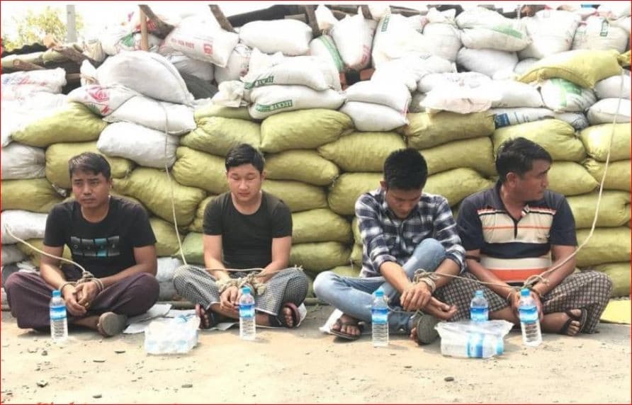 Empat polisi Myanmar yang menyamar ditangkap warga Desa Natchaung, di Kotapraja Kalay, Wilayah Sagaing, yang melakukan perlawanan dengan senapan berburu. Foto: Myanmar Now