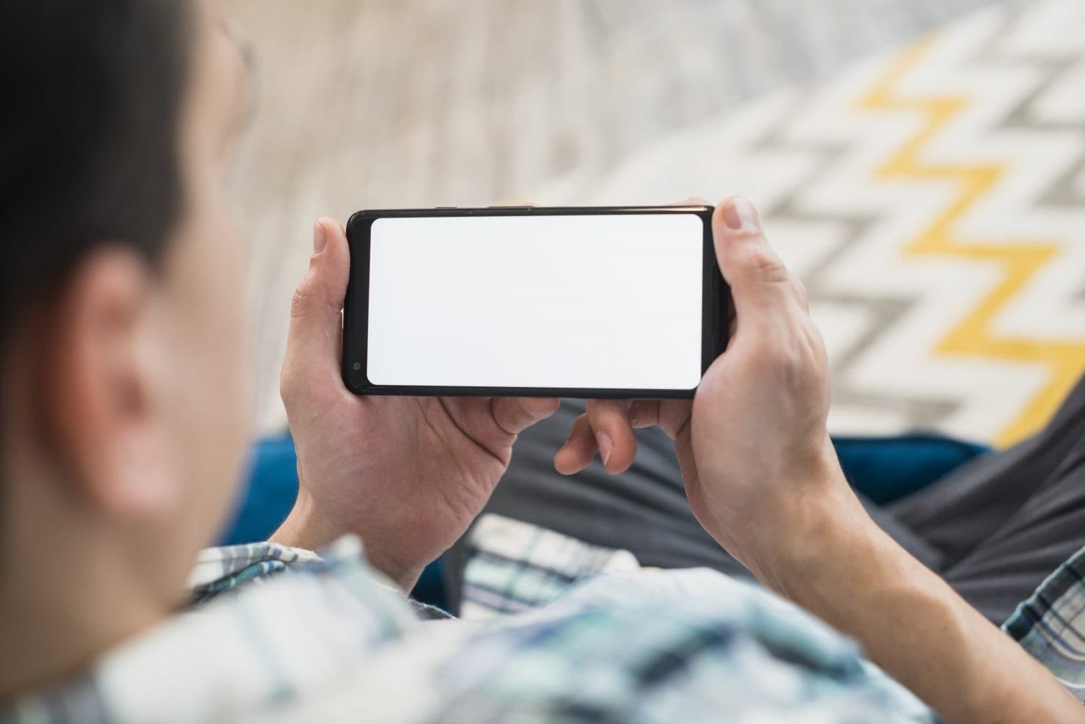 Ilustrasi orang menonton di handphone (Foto: Istimewa)