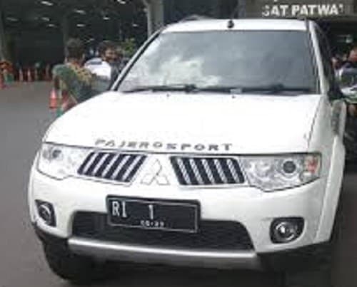 Penampakan Pajero plat RI 1 yang  paksa masuk Mabes Polri (Foto:Istimewa)