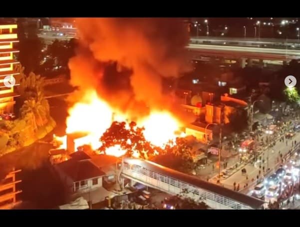 Kebakaran kawasan Pasar Gembrong, Jakarta Timur, Minggu 24 April 2022