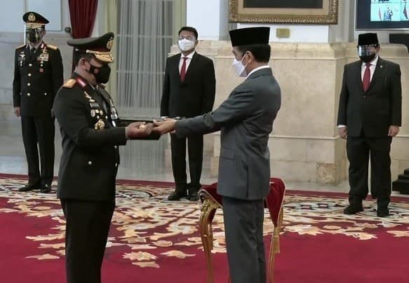 Presiden melantik Listyo Sigit Prabowo sebagai Kapolri sekaligus menaikkan pangkatnya menjadi Jendral Polisisekaligus 