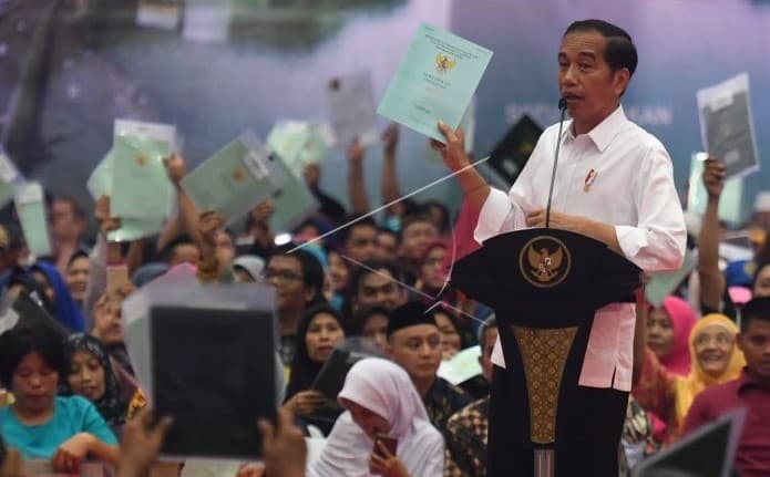 Pembagian sertifikat oleh Presiden Joko Widodo (Foto: Istimewa)