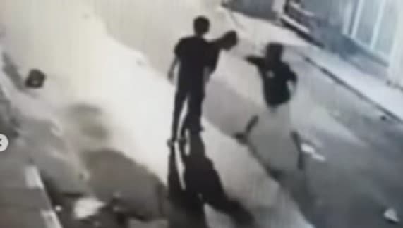 Video viral 2 pemuda aniaya kakek renta disabilitas. 
