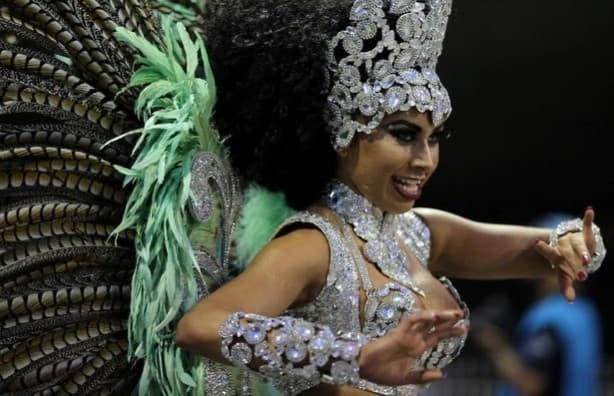 Penari Samba seksi muncul ramaikan festival kerajaan Arab Saudi. 