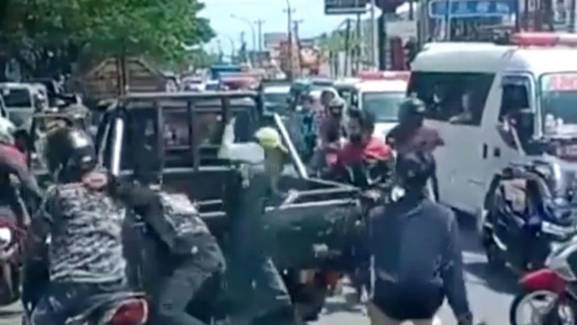 Rombongan pengantar jenazah keroyok pengendara. 