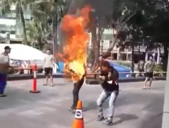 Pengungsi Afghanistan bakar diri di depan Plaza CIMB, Medan. 
