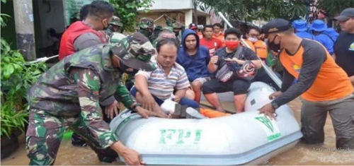Aparat gunakan perahu karet milik FPI (Foto:Istimewa)