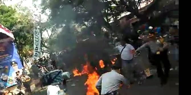 Polisi terbakar saat demo mahasiswa di Cinajur (foto:istimewa)