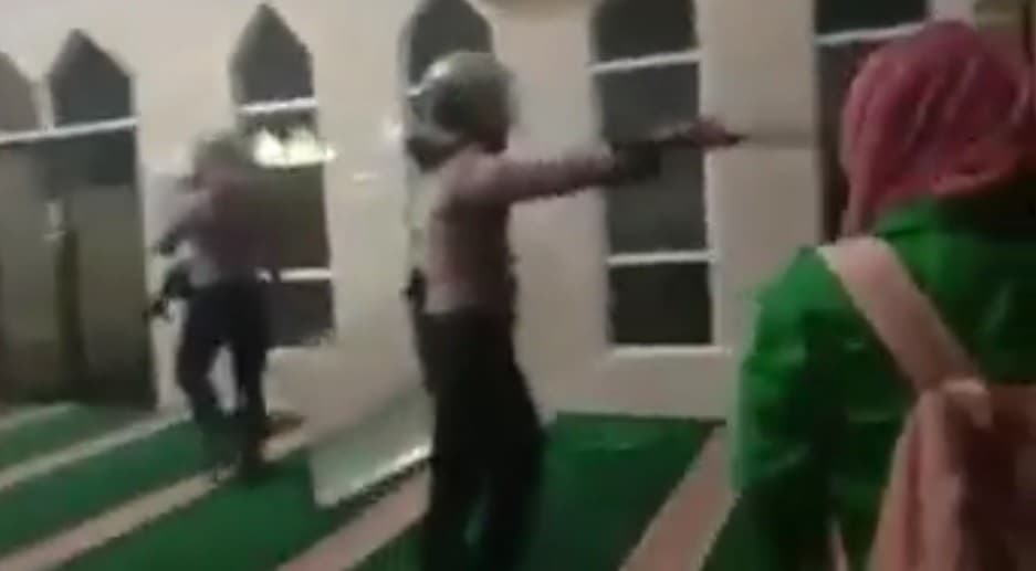 Polisi masuk masjid mengejar mahasiswa di Makassar