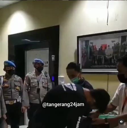 Brigadir NP mencium tangan ayah MFA, mahasiswa yang dibantingnya saat demonstrasi di Kantor Bupati Tangerang
