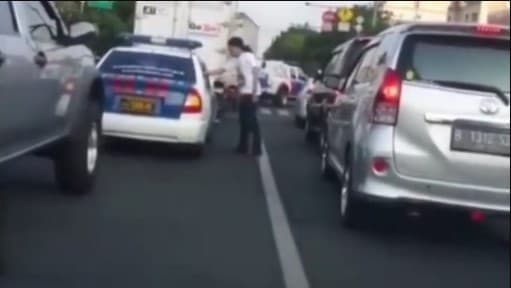 Pria viral kembalikan sampah ke mobil polisi.
