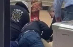 Seorang pria diamankan karenasengaja meludahi makanan di supermarket (Foto:Istimewa)