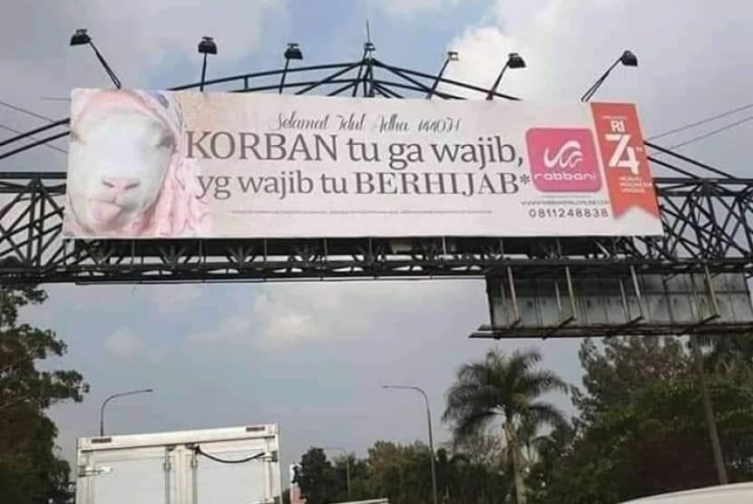 Baliho iklan Rabbani di Gerbang Tol Pasteur yang memicu kontroversi publik